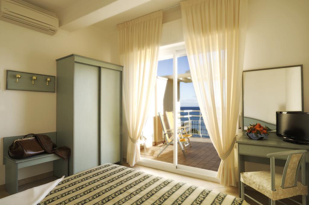 Hotel Miramare دْيانو مارينا المظهر الخارجي الصورة