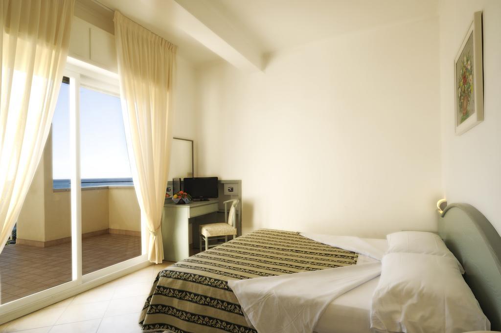 Hotel Miramare دْيانو مارينا المظهر الخارجي الصورة